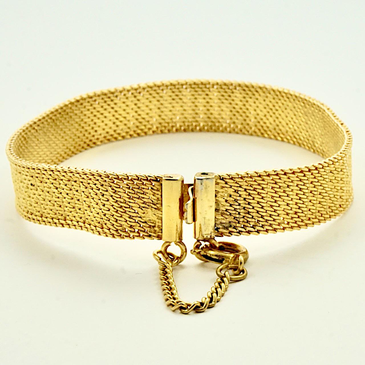 Beautiful gold plated mesh link bracelet, with a lovely ridged design, and a safety chain. Measuring length approximately 19.5 cm / 7.6 inches by width 1 cm / .39 inch. The bracelet is in very good condition.

This stylish mesh bracelet is circa