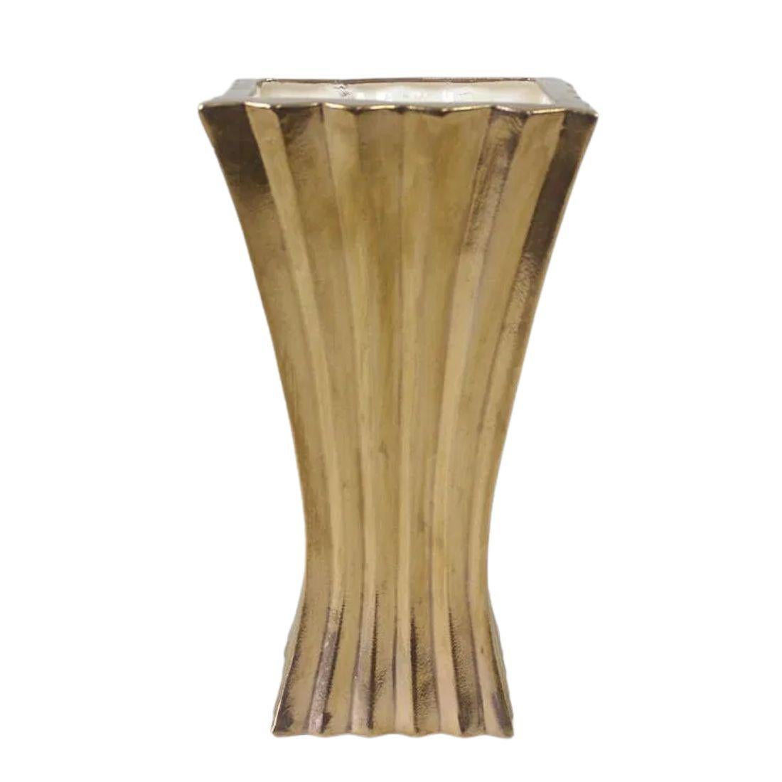 Uno splendido vaso di grandi dimensioni in oro satinato 22 carati, realizzato a mano dal rinomato artista Ron Dier. Il vaso a coste presenta una parte superiore di forma quadrata che si restringe gradualmente verso la base, creando una silhouette