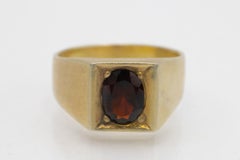 Anello con sigillo placcato oro e granato.