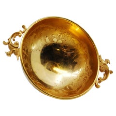 Gold-plated silver candy box w/ reliefs
bird-shaped applications on the wings Gold-plated silver candy box w/ reliefs
bird-shaped applications on the wings