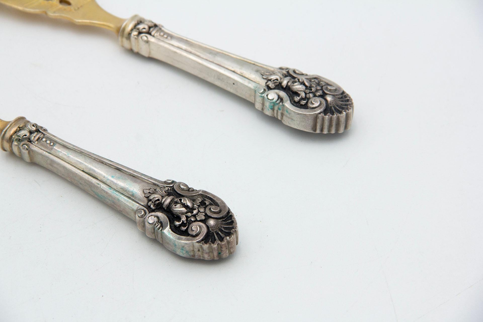 Descrizione: Set di forchette e coltelli in argento placcato oro per pesci con rilievi e ritagli. Metallo: Argento. Origine: Portoghese. Marchio: Eagle Head. Peso: 307,13 grammi. Dimensioni: Forcella 23,2cmx1,8cm  . Contenuto: 833/1000. Marchio di