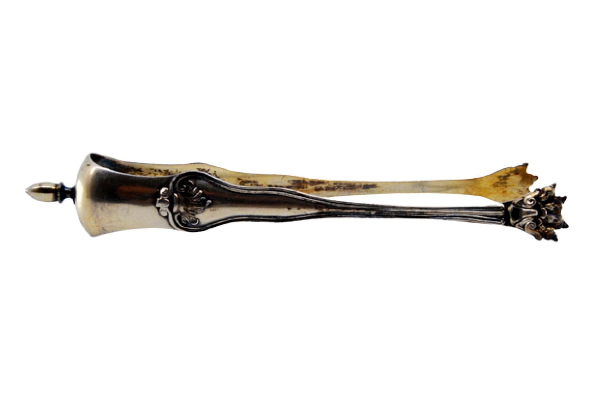 Gold-plated silver ice tongs in the shape of claws and reliefs on both sides For Sale