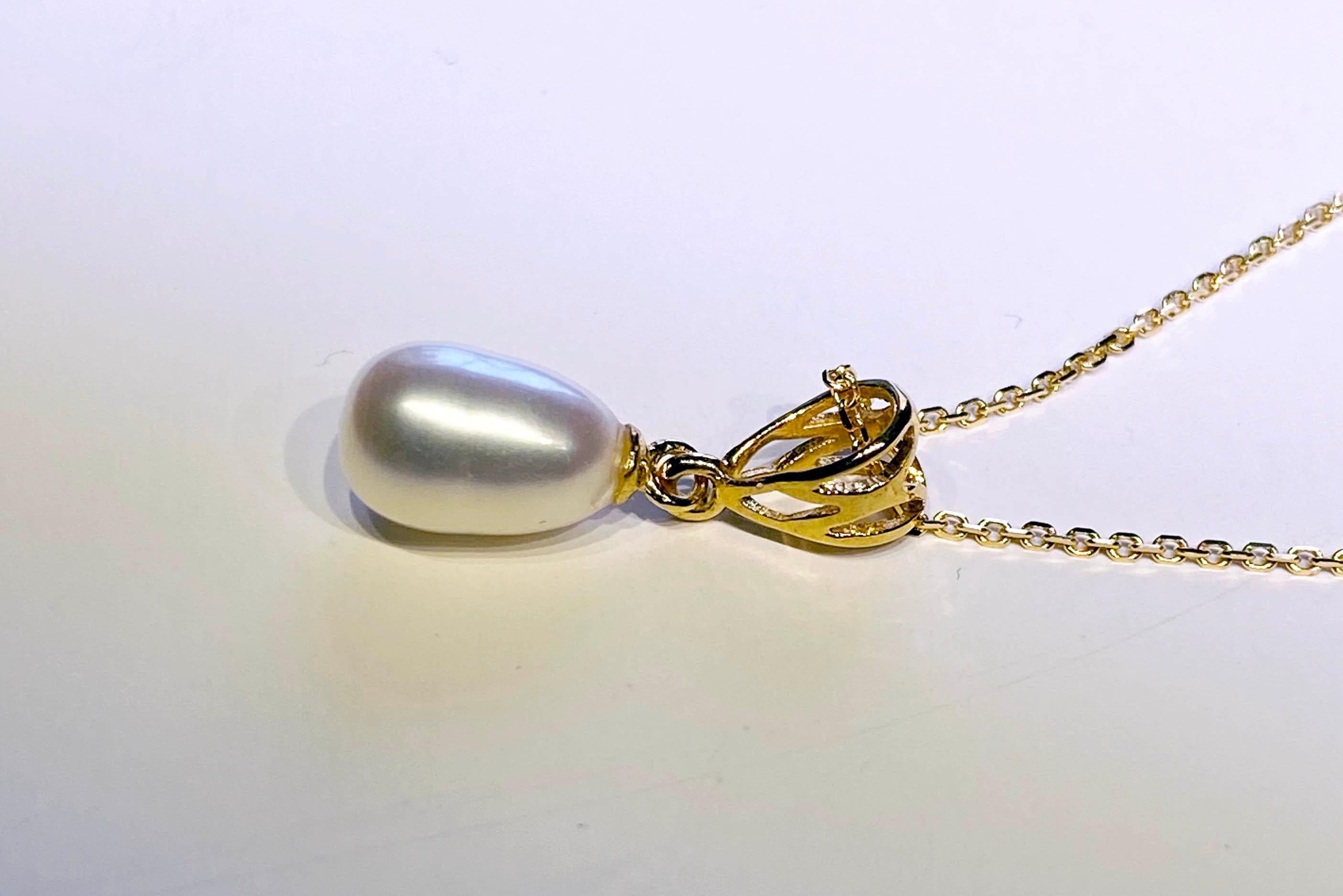 A Gold Plated Silver Pendant with a Freshwater Dangle Pearl For Sale 4