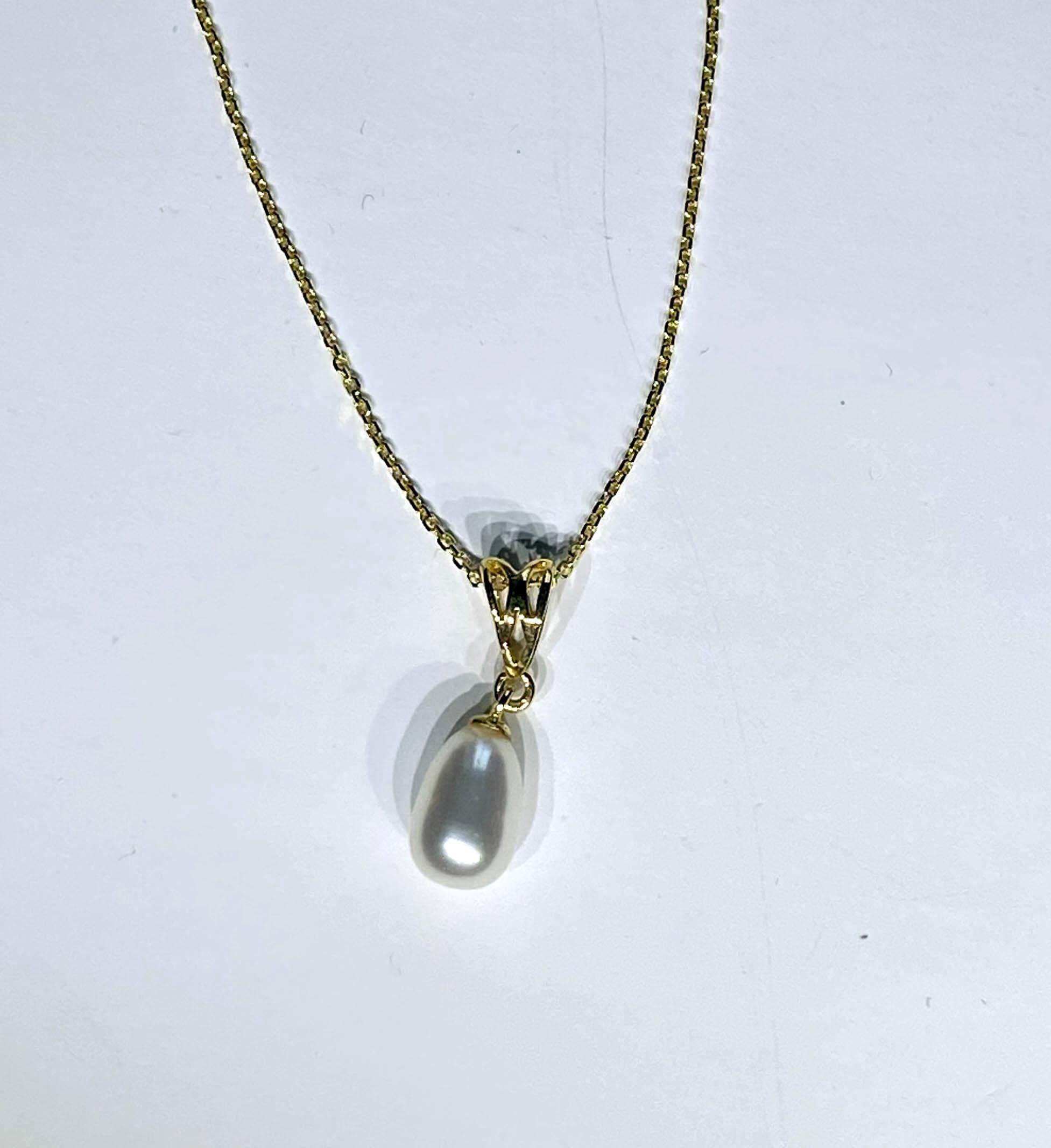 A Gold Plated Silver Pendant with a Freshwater Dangle Pearl For Sale 5