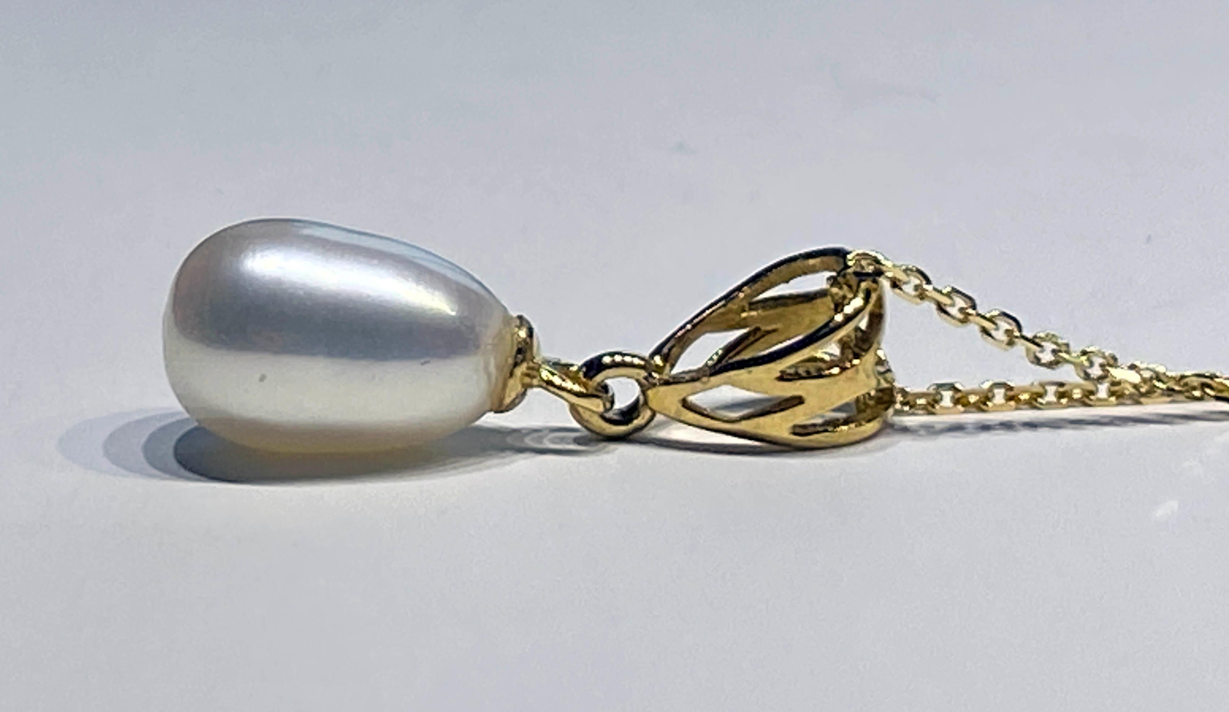 A Gold Plated Silver Pendant with a Freshwater Dangle Pearl For Sale 6