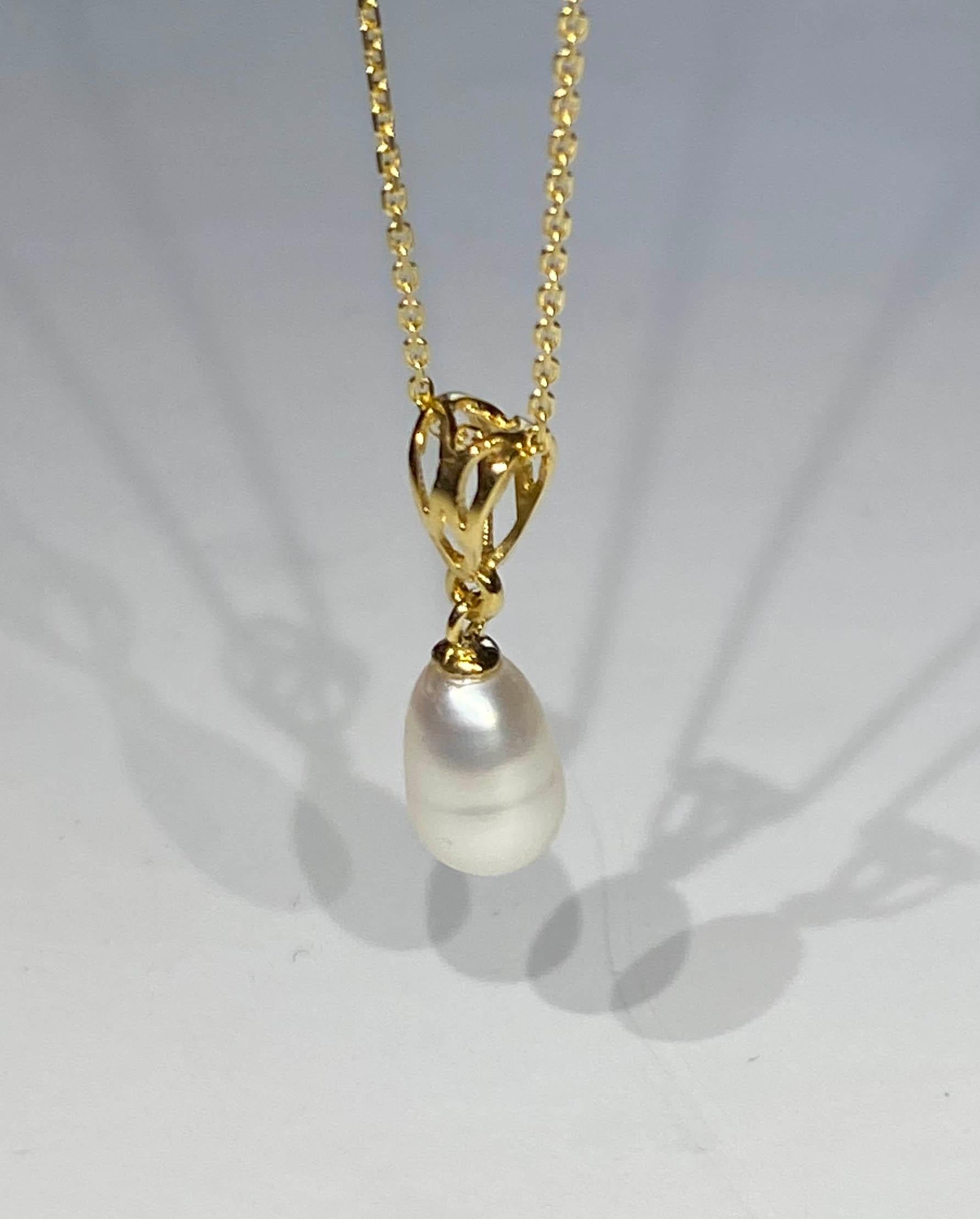 A Gold Plated Silver Pendant with a Freshwater Dangle Pearl For Sale 2