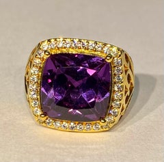 Set di anelli in argento placcato oro con zaffiro bianco e cambio di colore coltivato