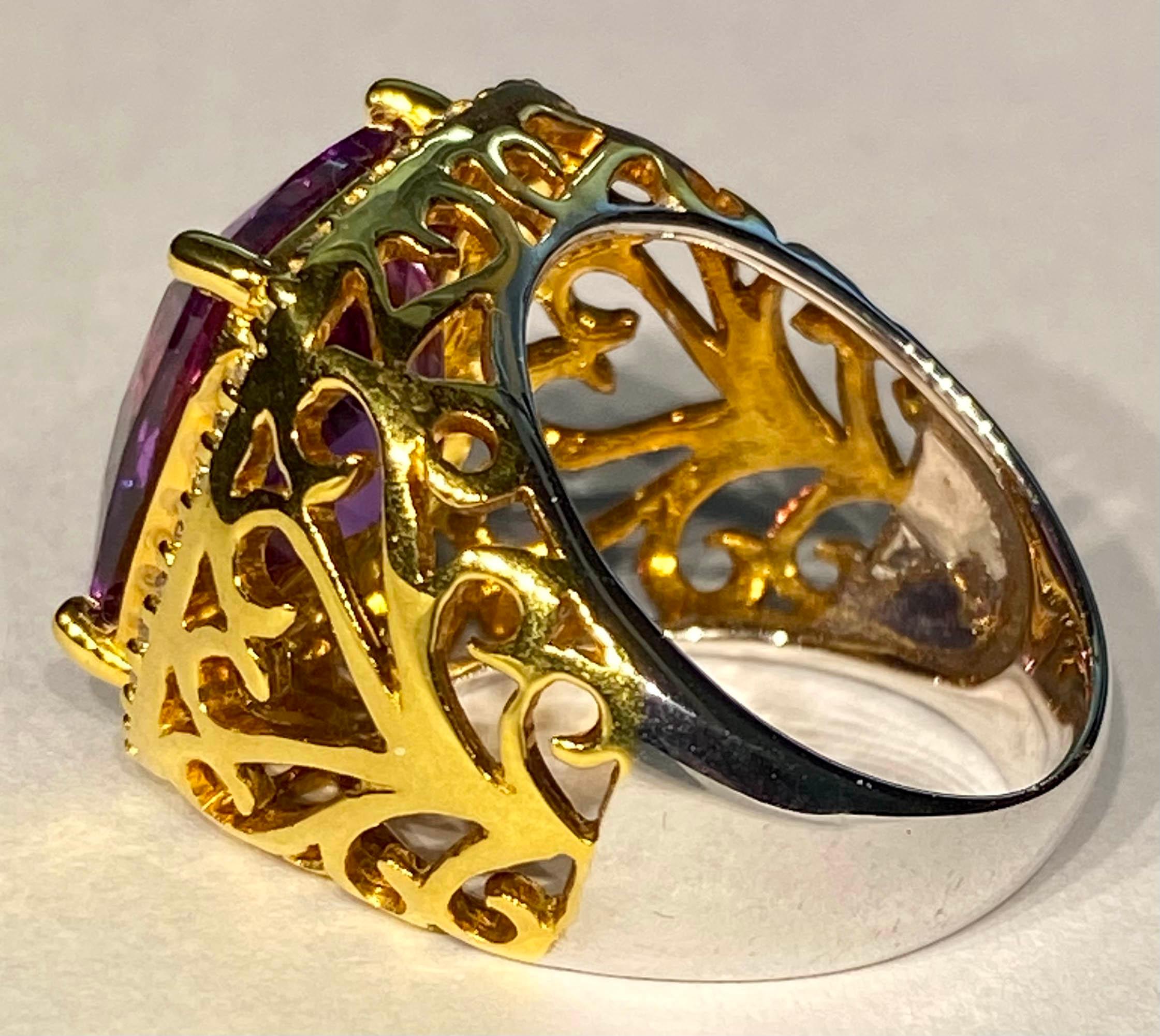 Ring aus vergoldetem Silber mit Zuchtfarbwechsel und weißem Saphir für Damen oder Herren im Angebot
