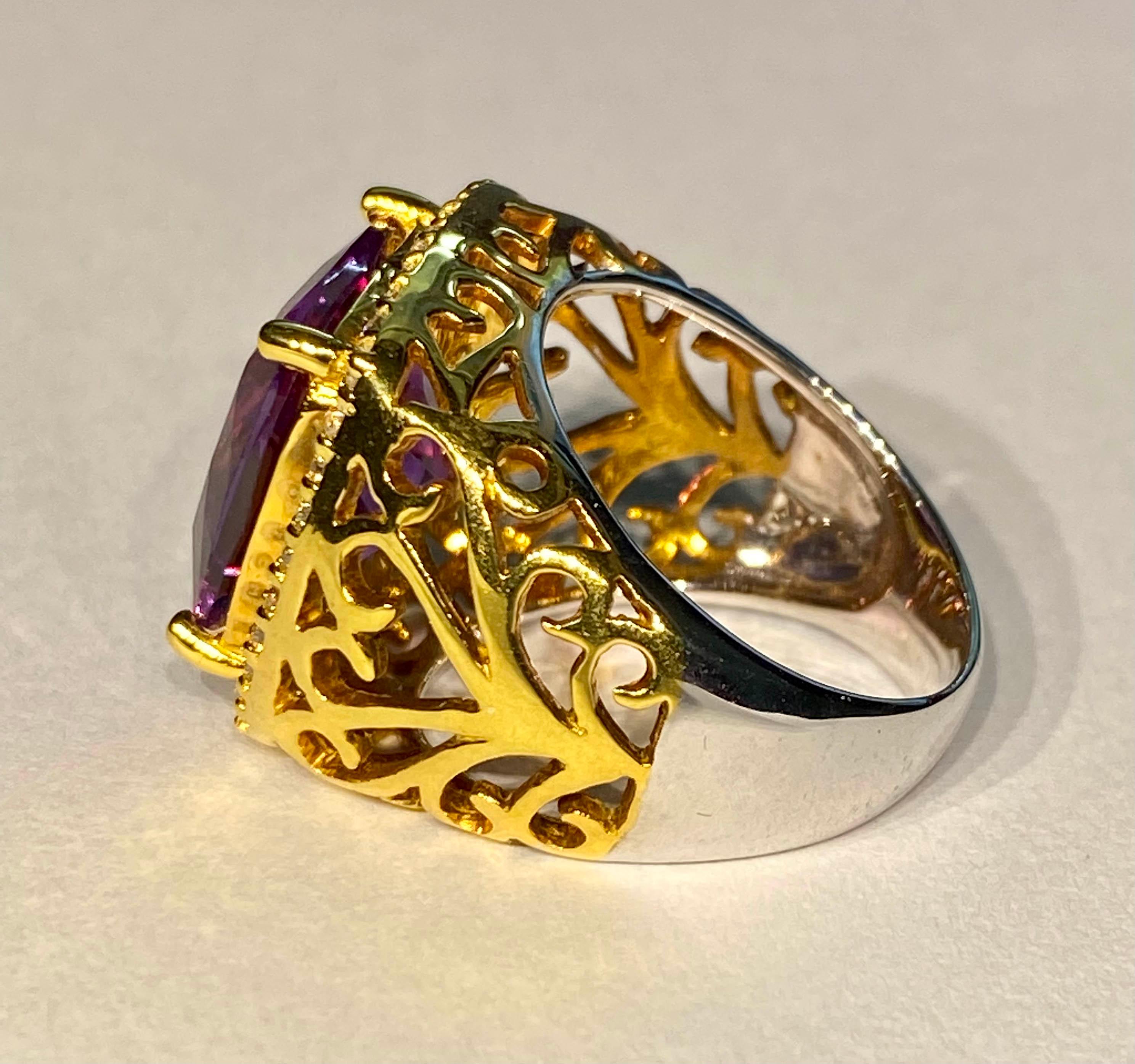 Ring aus vergoldetem Silber mit Zuchtfarbwechsel und weißem Saphir im Angebot 1