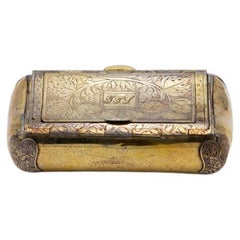 Gold-plated silver snuff box in bombé shape with plant engravings on the lid