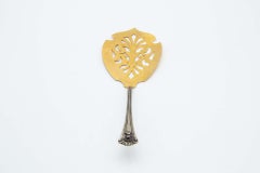 Gold-plated silver spatula for cakes with reliefs