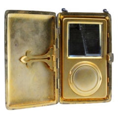 Boîte de toilette en argent doré avec gravures, chaîne et miroir