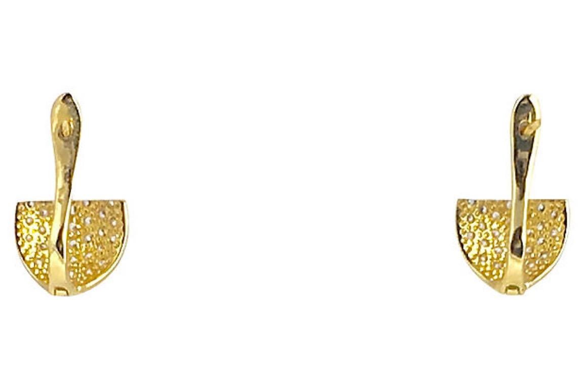 Taille ronde Boucles d'oreilles feuille en plaqué or et sterling avec pavage de zircons cubiques en vente