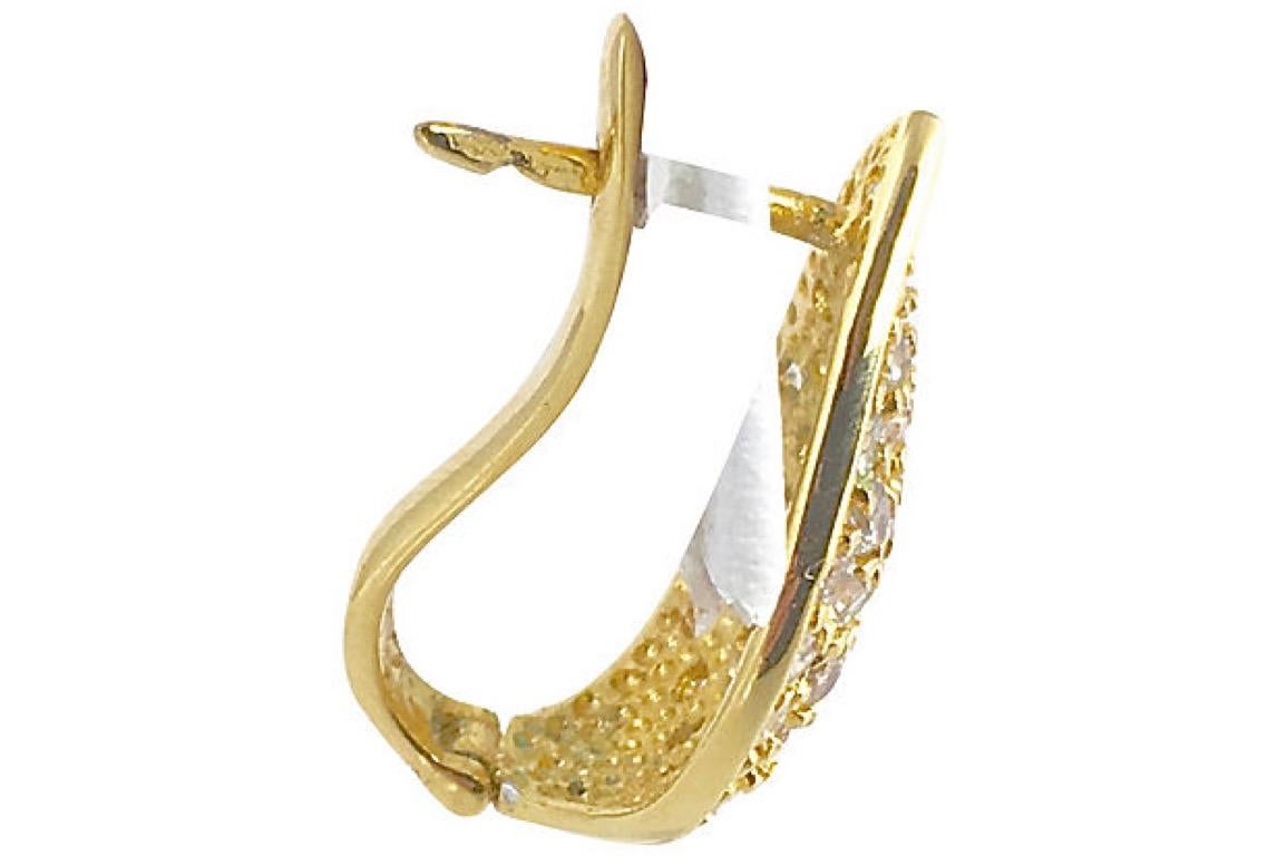Boucles d'oreilles feuille en plaqué or et sterling avec pavage de zircons cubiques Pour femmes en vente