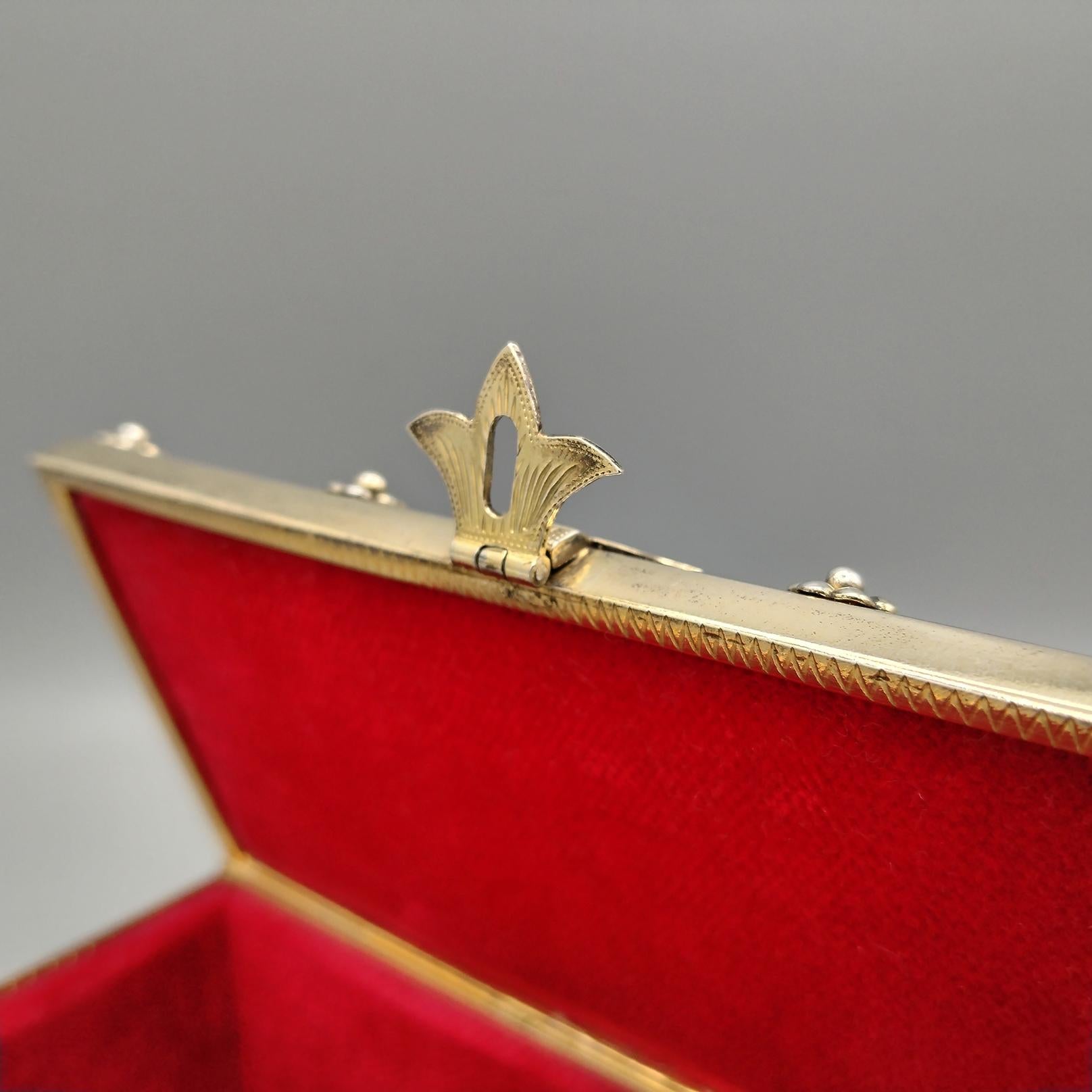 Boîte à bijoux en forme de coffre en argent sterling plaqué or et émail en vente 5