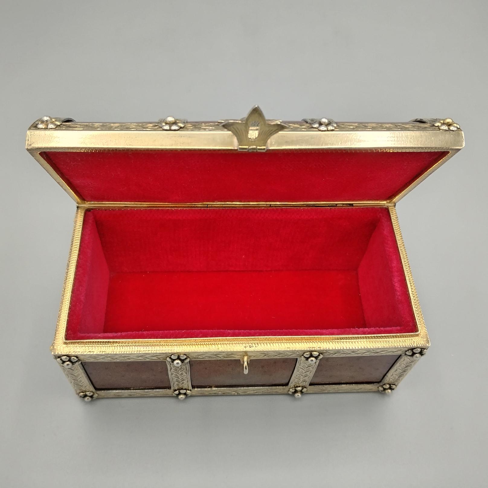Boîte à bijoux en forme de coffre en argent sterling plaqué or et émail en vente 6