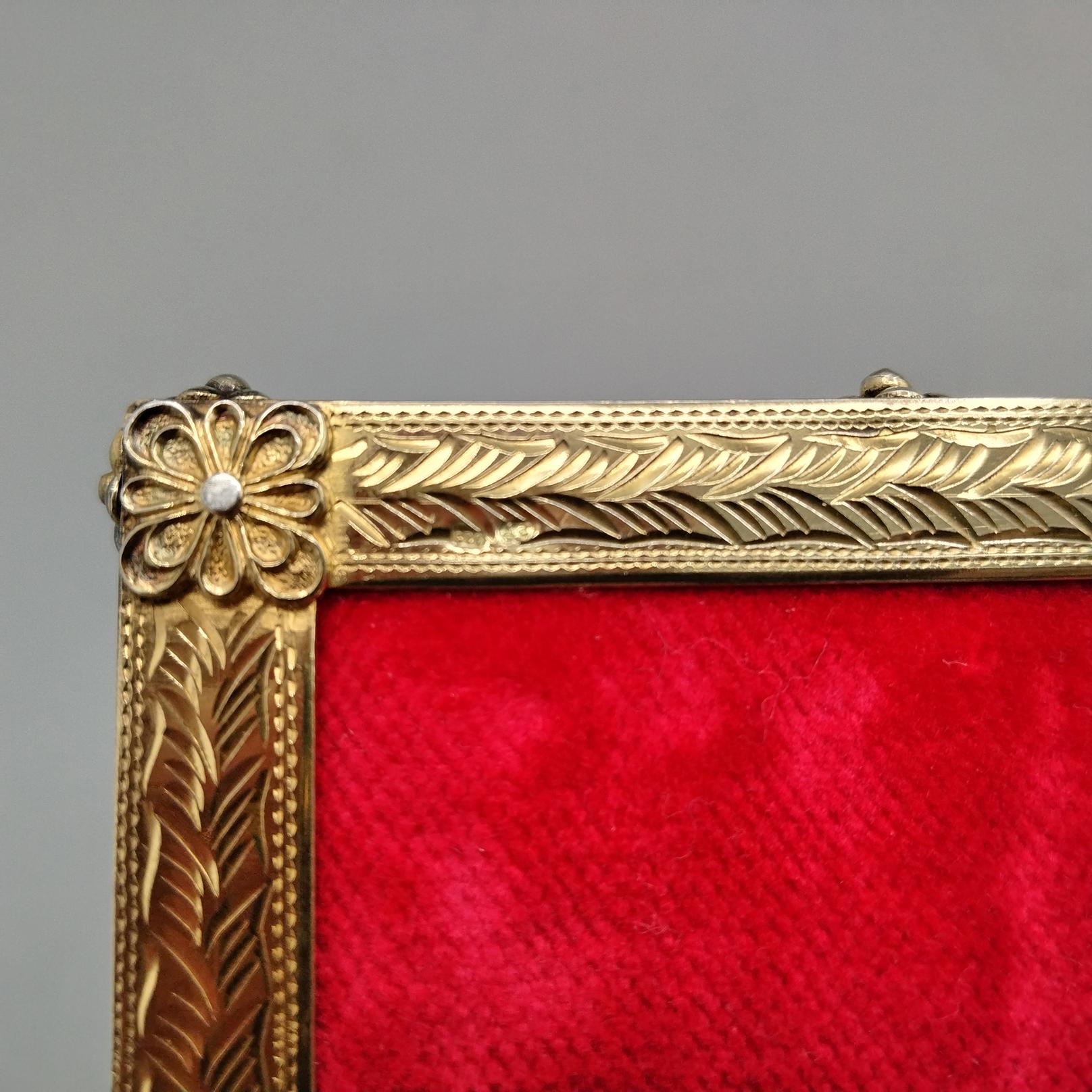 Boîte à bijoux en forme de coffre en argent sterling plaqué or et émail en vente 9