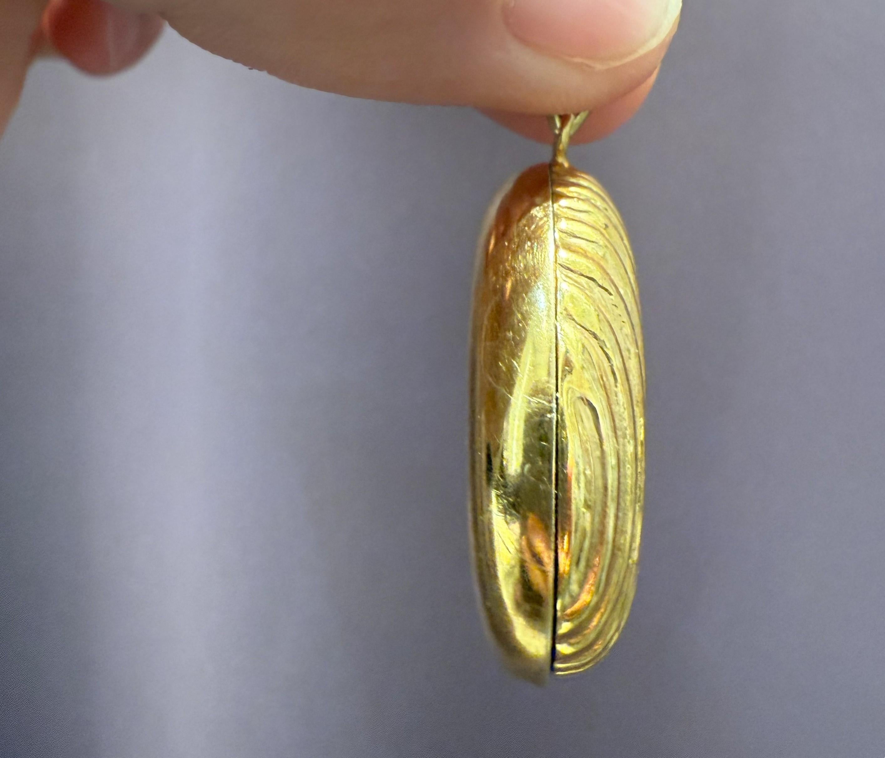 Pendentif en argent plaqué or am designs pour cacher un système de localisation GPS Neuf - En vente à Porto, PT