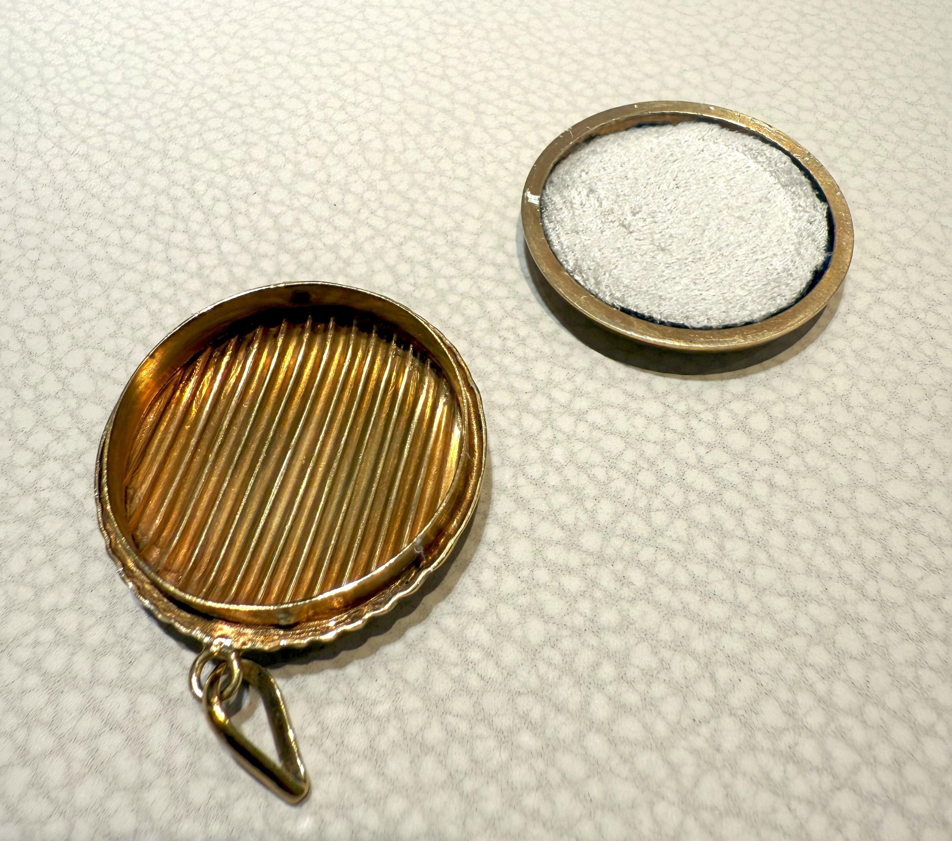 Pendentif en argent plaqué or am designs pour cacher un système de localisation GPS en vente 1