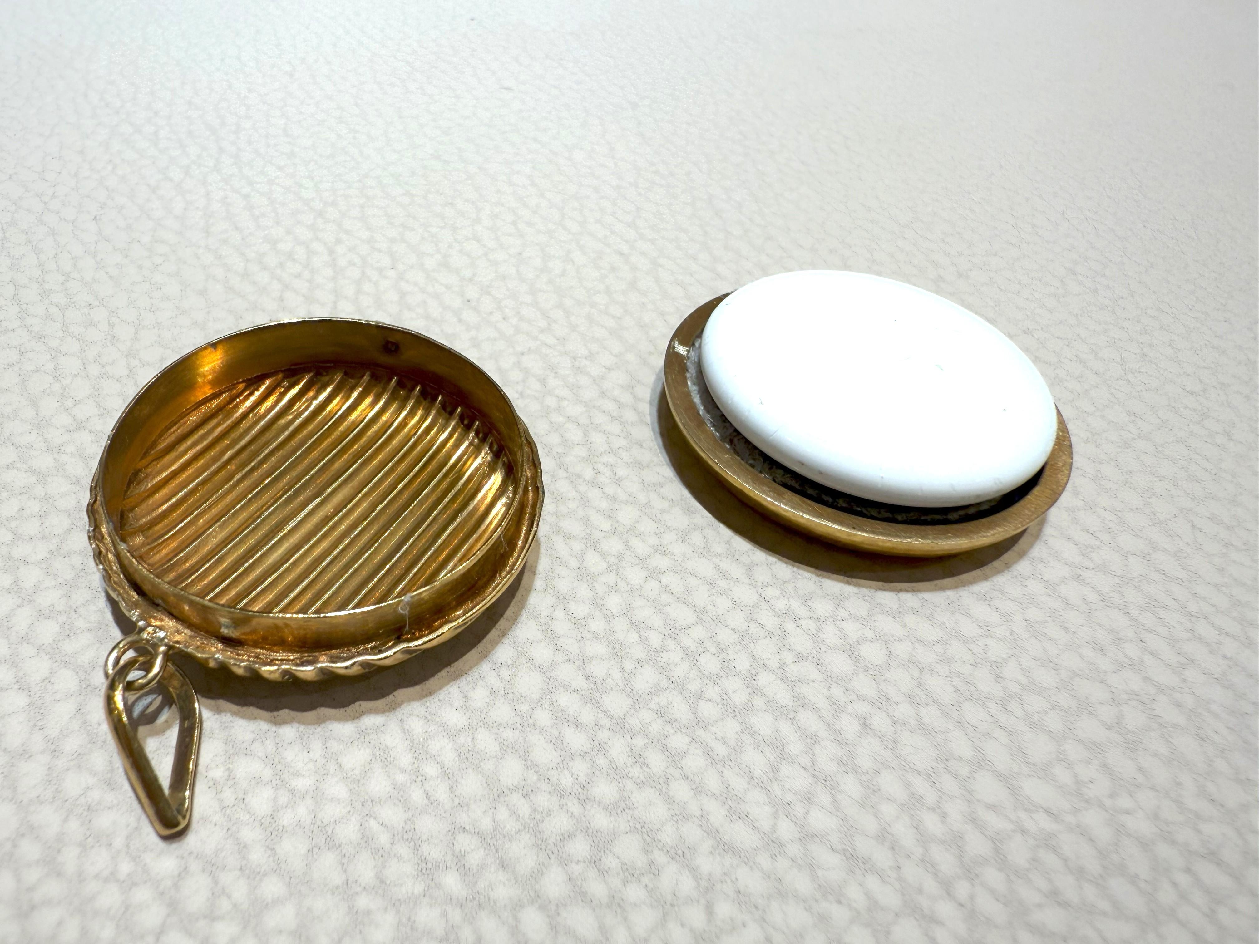 Pendentif en argent plaqué or am designs pour cacher un système de localisation GPS en vente 2