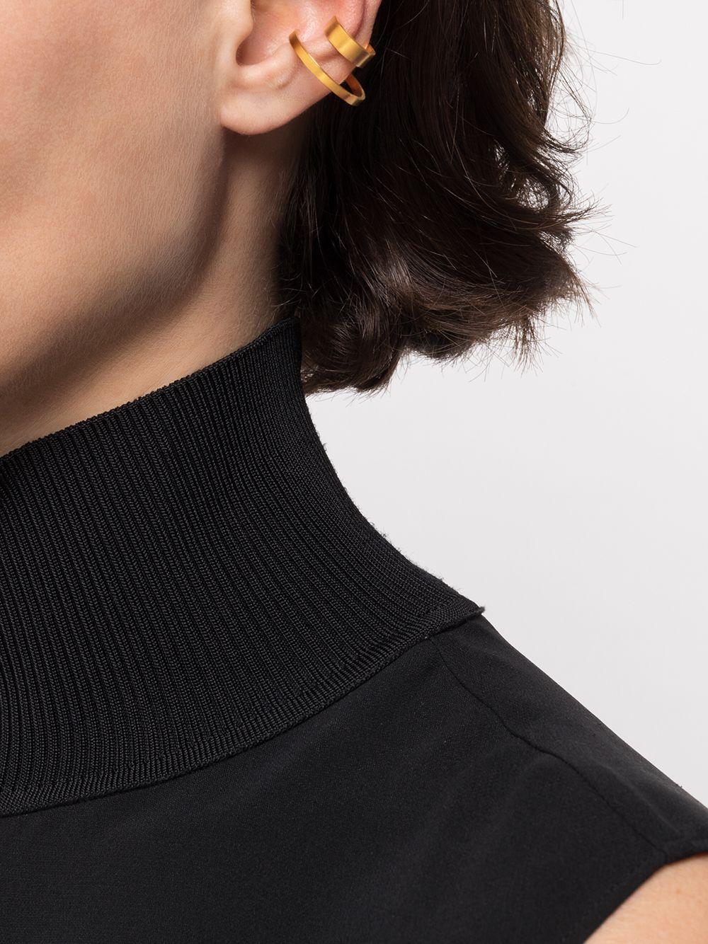 Unfinishing Line collection exudes minimalism and precision with its smooth lines and angles. Detail with a curved structure and cut out details. Lines Ear Cuff is perfect for day to night wear due to the simplistic neat design which can be paired