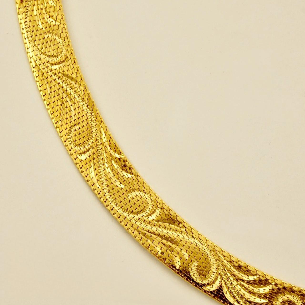 Magnifique collier en maille plaquée or brillant, orné d'un ravissant motif tourbillonnant. Longueur approximative de 38 cm / 15 pouces, plus une chaîne d'extension de 5,5 cm / 2 pouces, pour une largeur de 8 mm / .3 inch. Le collier est en très bon