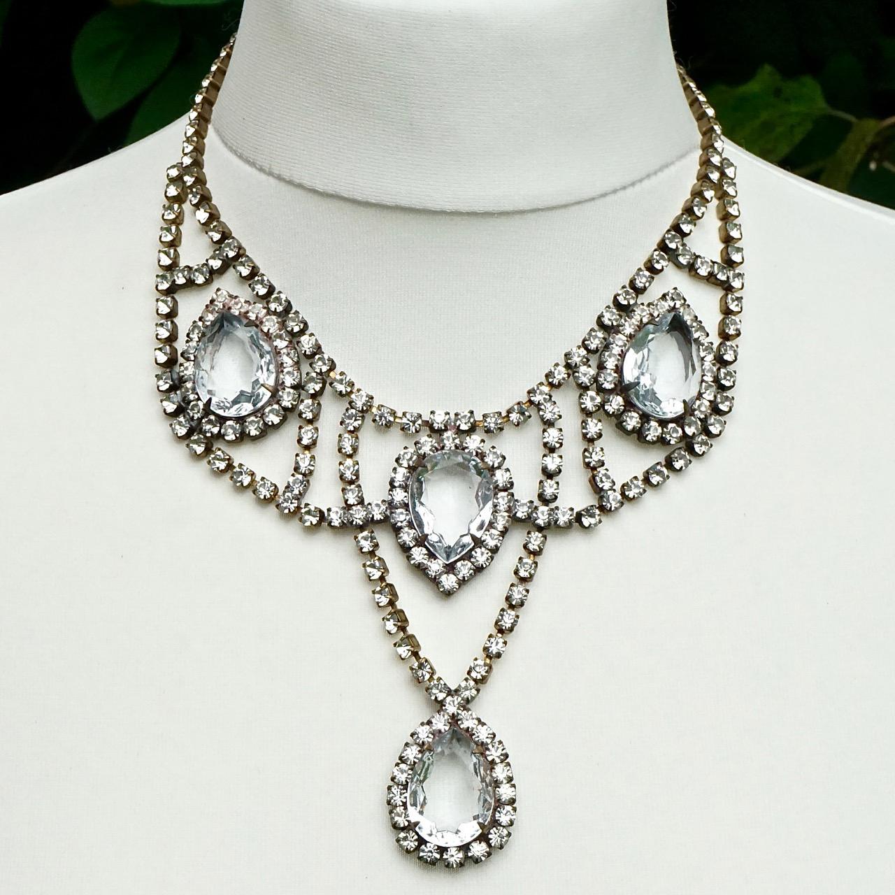Collana e orecchini con strass a goccia placcati in oro, circa anni '50 in vendita 8