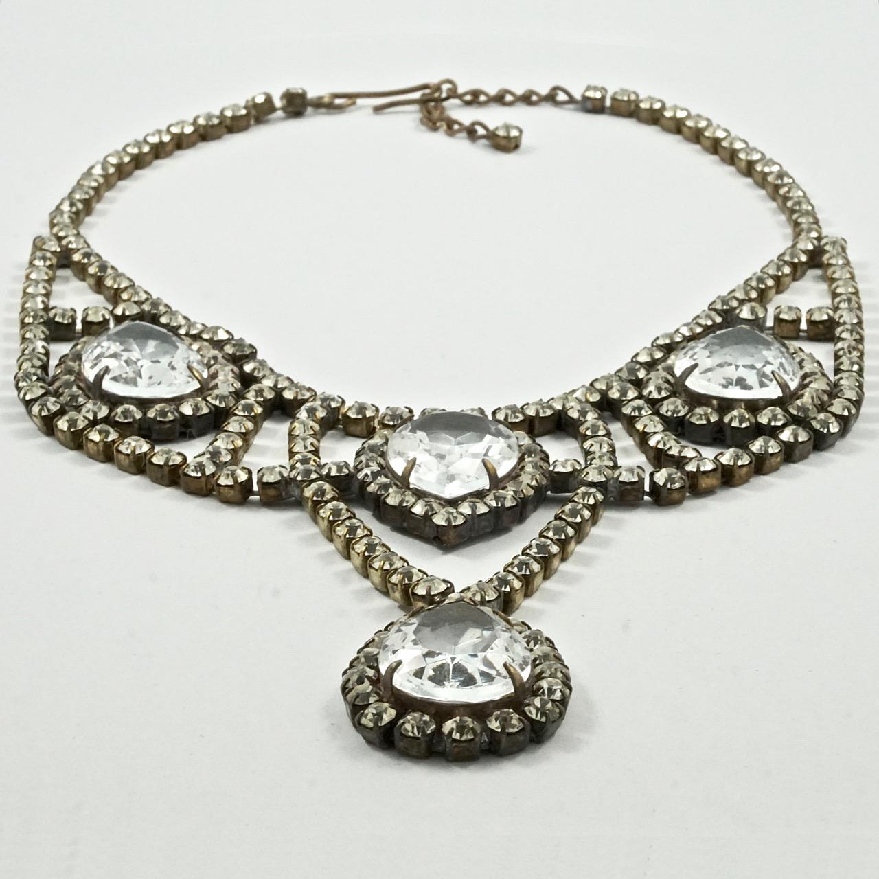 Collana e orecchini con strass a goccia placcati in oro, circa anni '50 in vendita 4