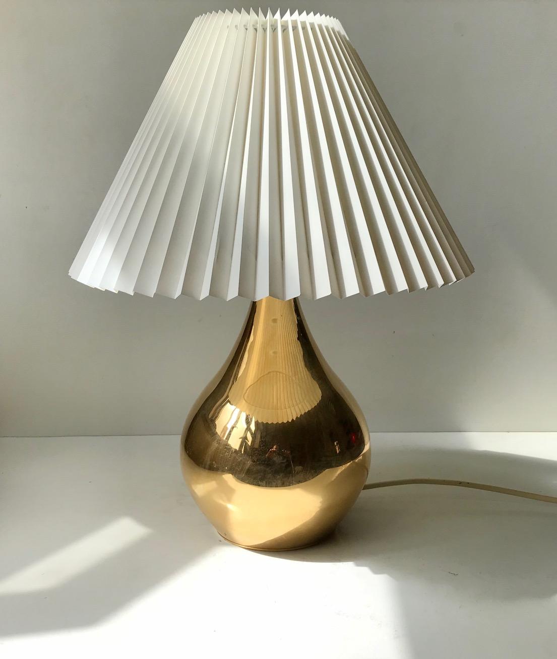 Mid-Century Modern Lampe de bureau en forme de goutte d'eau plaquée or par Hugo Asmussen, années 1960 en vente