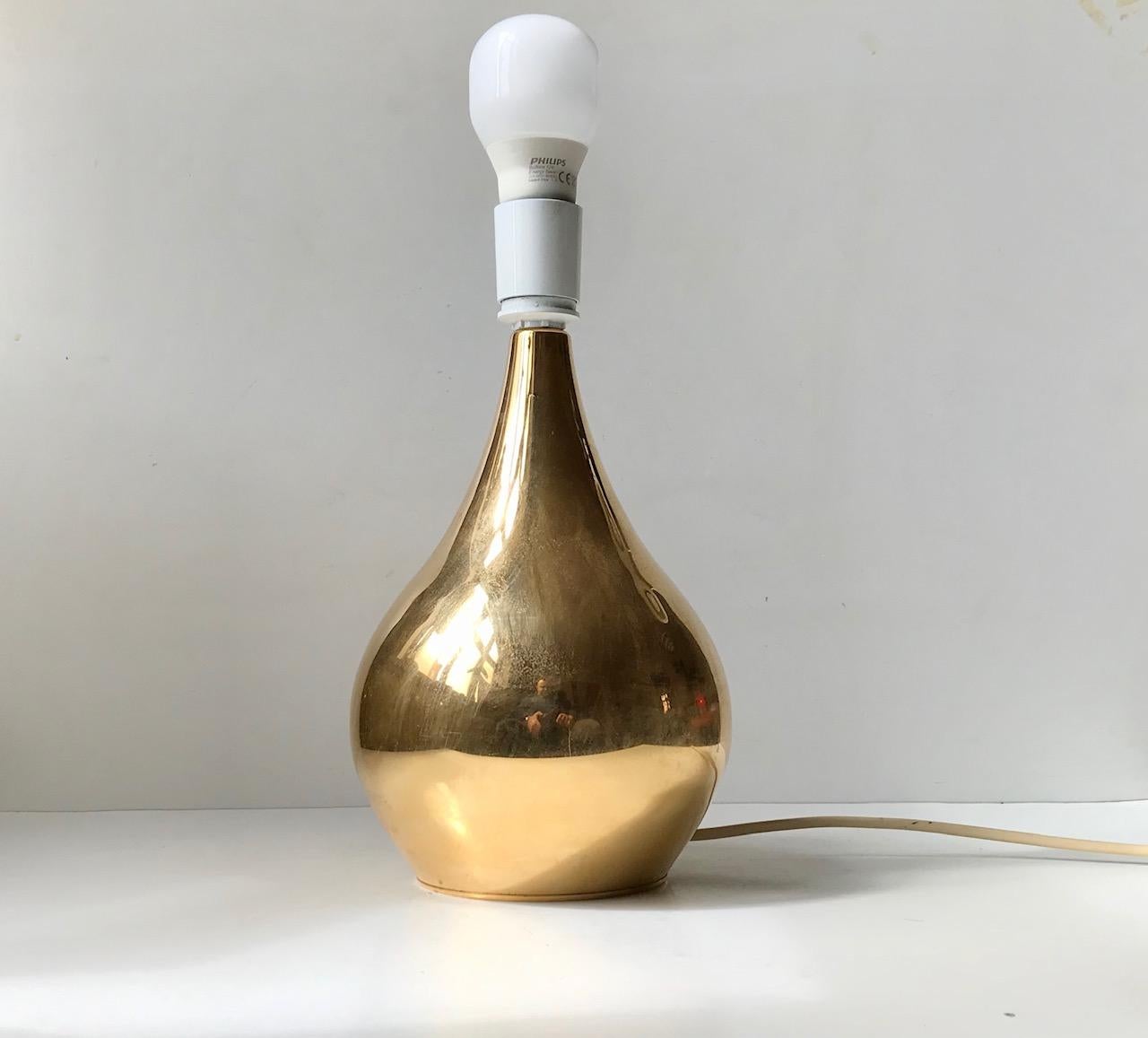 Danois Lampe de bureau en forme de goutte d'eau plaquée or par Hugo Asmussen, années 1960 en vente