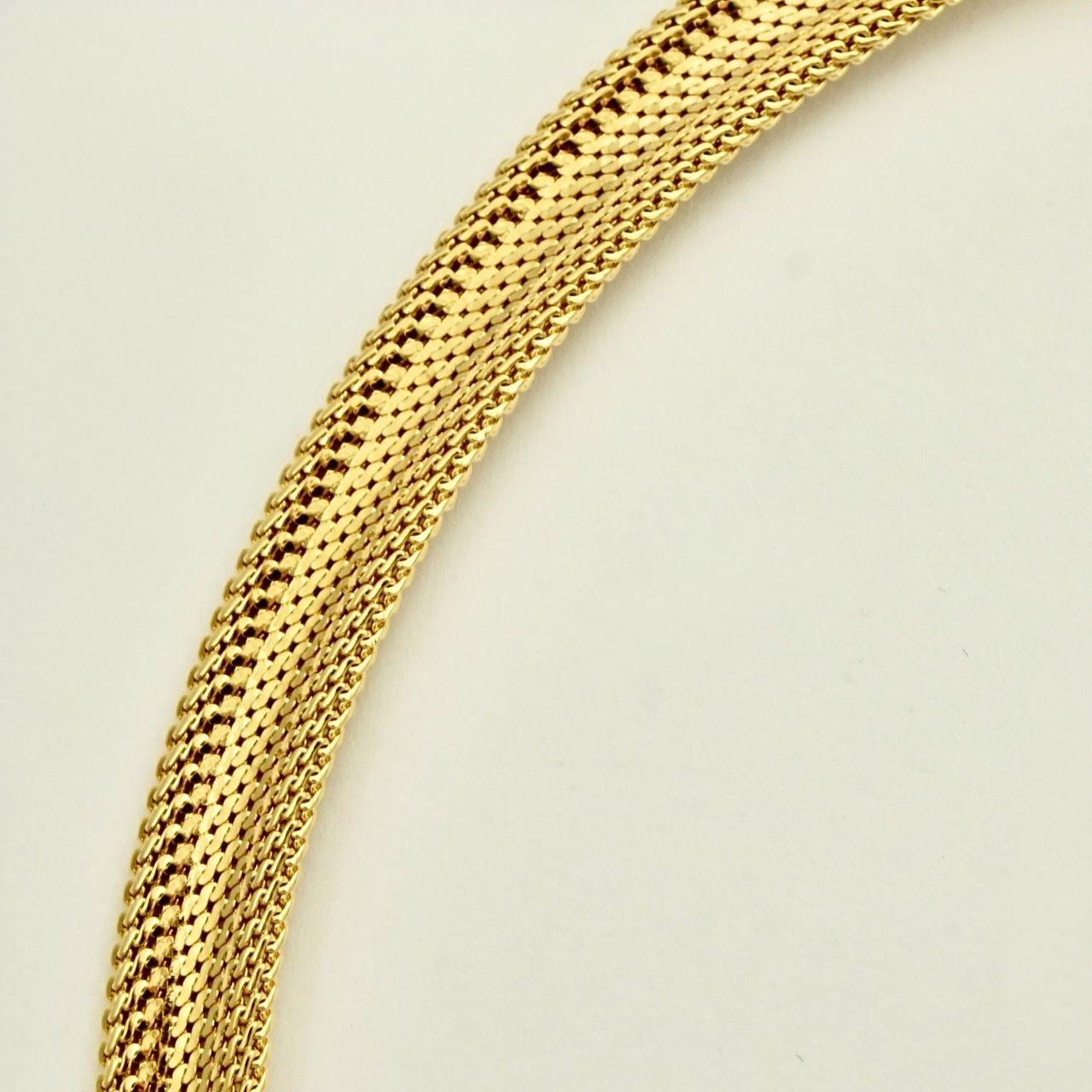 Beautiful bright gold plated mesh necklace, featuring a lovely shiny and textured design. Measuring length 38.7 cm / 15.2 inches by width 7.5 mm / .29 inch. The necklace is in very good condition.

This is a classic collar necklace, circa 1980s.