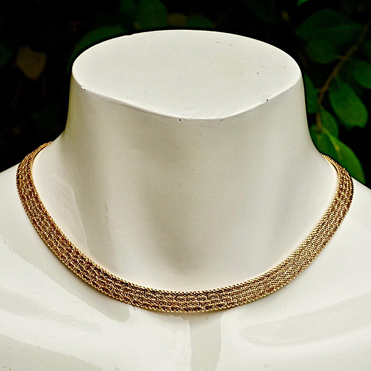 Bellissima collana a maglie placcate in oro brillante, caratterizzata da un delizioso design strutturato e da una catena di sicurezza. La collana è in ottime condizioni, come nuova.

Misura circa 39,5 cm di lunghezza per 8 mm di larghezza.

Si
