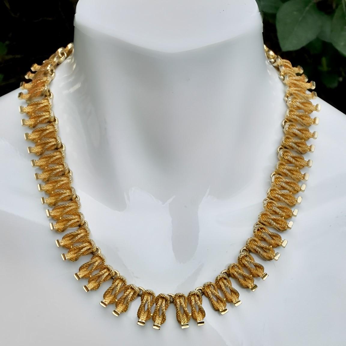 Wonderful gold plated necklace with pairs of textured knot design links. The links finish with a shiny rectangle. Measuring length 46.2 cm  / 18.1 inches by width 1.7 cm / .66 inch. There is wear to the gold plating.

This is a beautiful and stylish