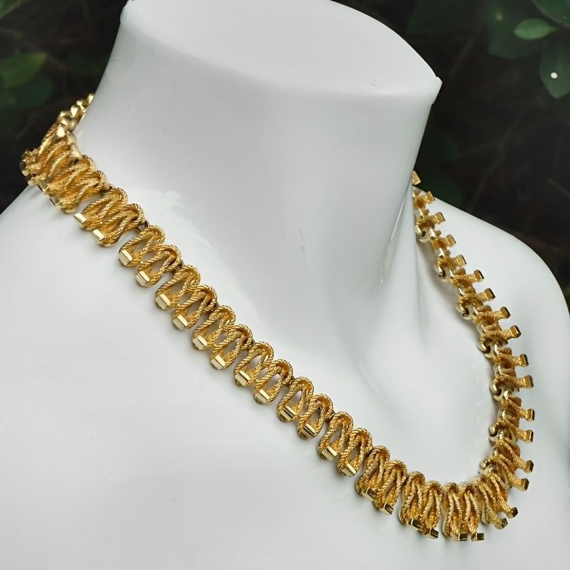 Gold Plated Textured Knot Design Link Necklace circa 1950s In Good Condition For Sale In London, GB