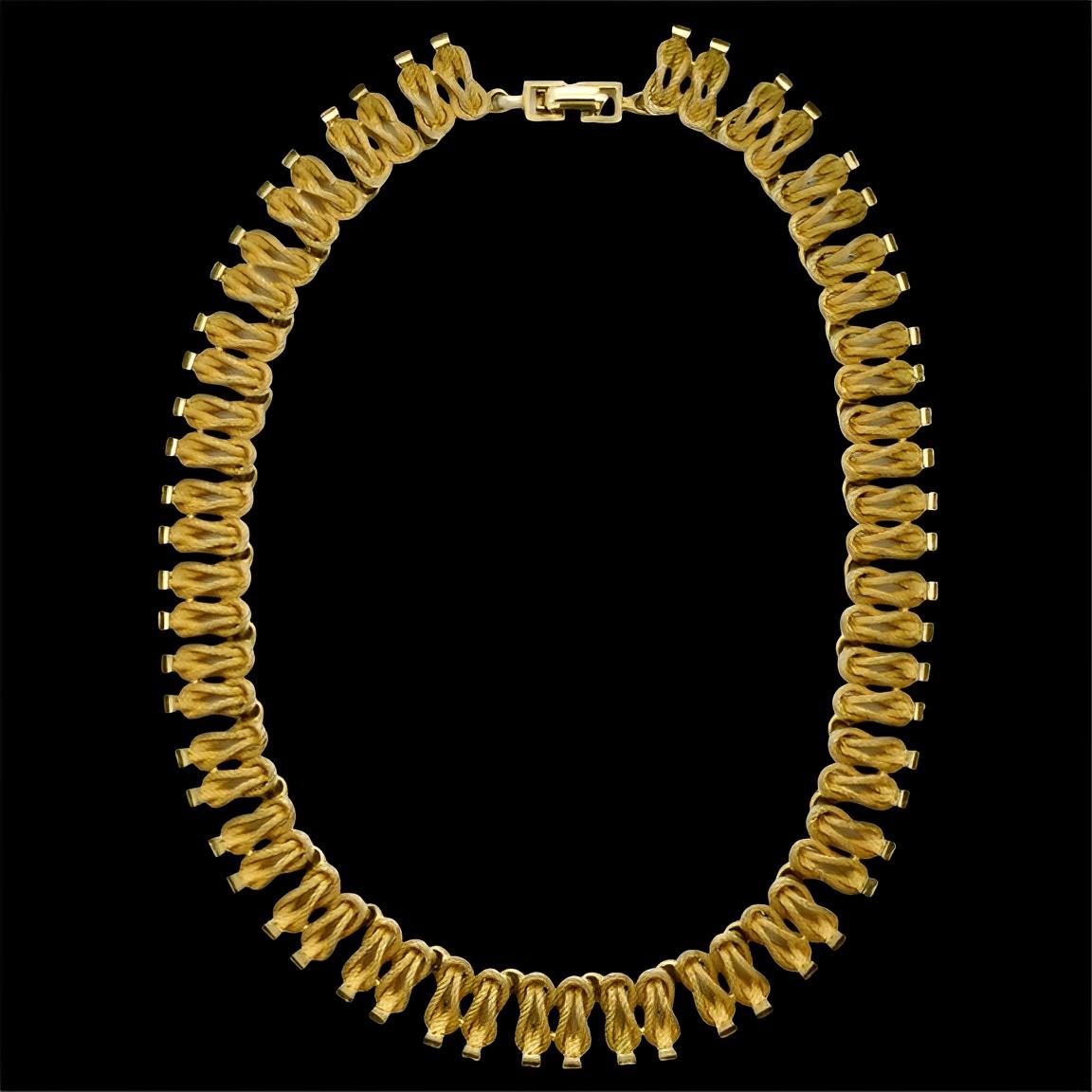 Gold Plated Textured Knot Design Link Necklace circa 1950s For Sale 4