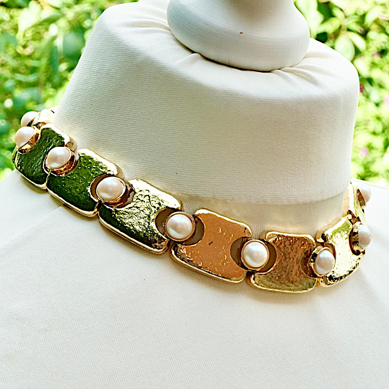 Gold Plated Textured Link Collar Necklace with Faux Pearls circa 1980s In Excellent Condition For Sale In London, GB