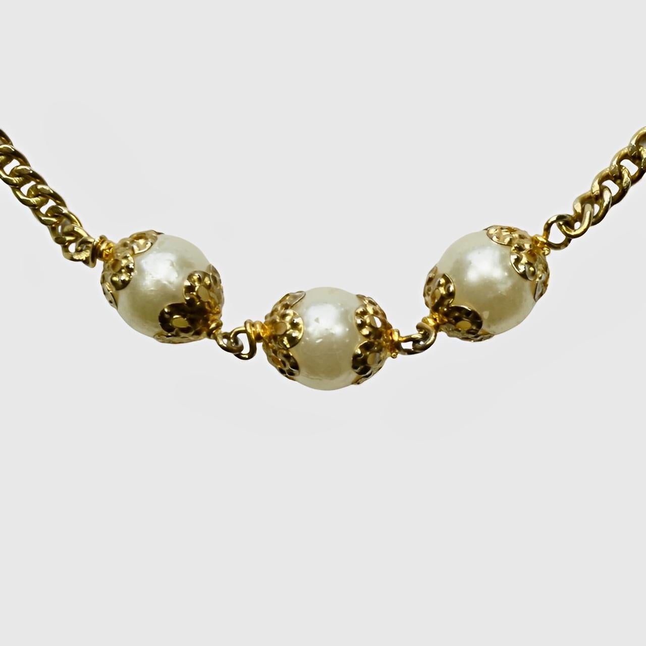 Collar de cadena de tres vueltas chapado en oro con perlas de imitación en Bueno estado para la venta en London, GB