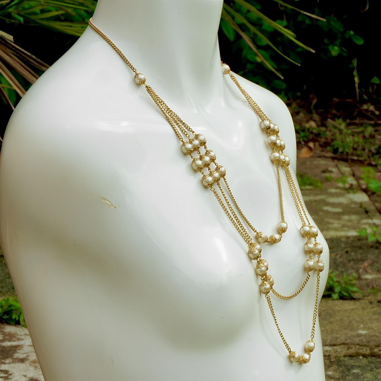 Collar de cadena de tres vueltas chapado en oro con perlas de imitación en venta 1