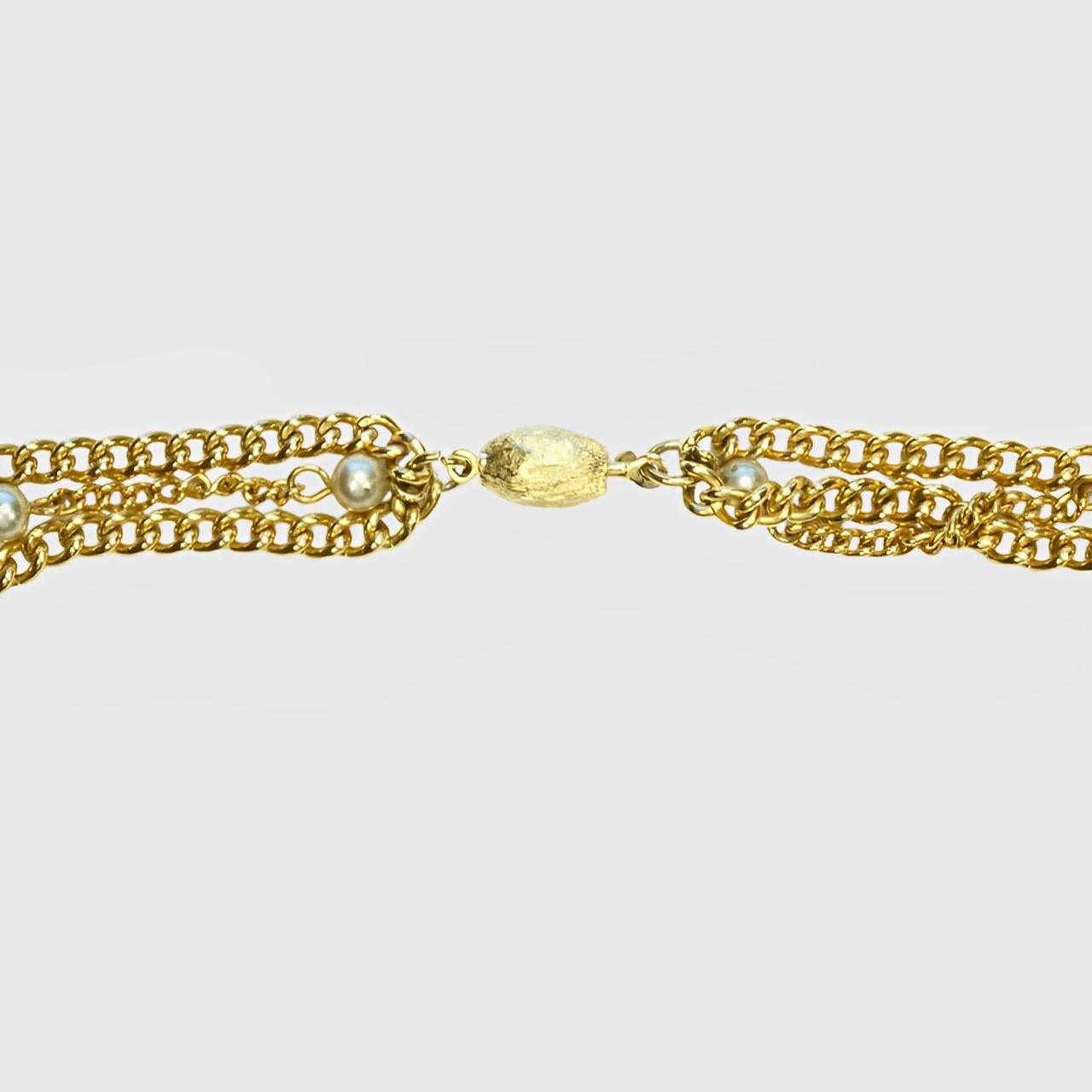 Collar de cadena de tres vueltas chapado en oro con perlas de imitación grises en Bueno estado para la venta en London, GB
