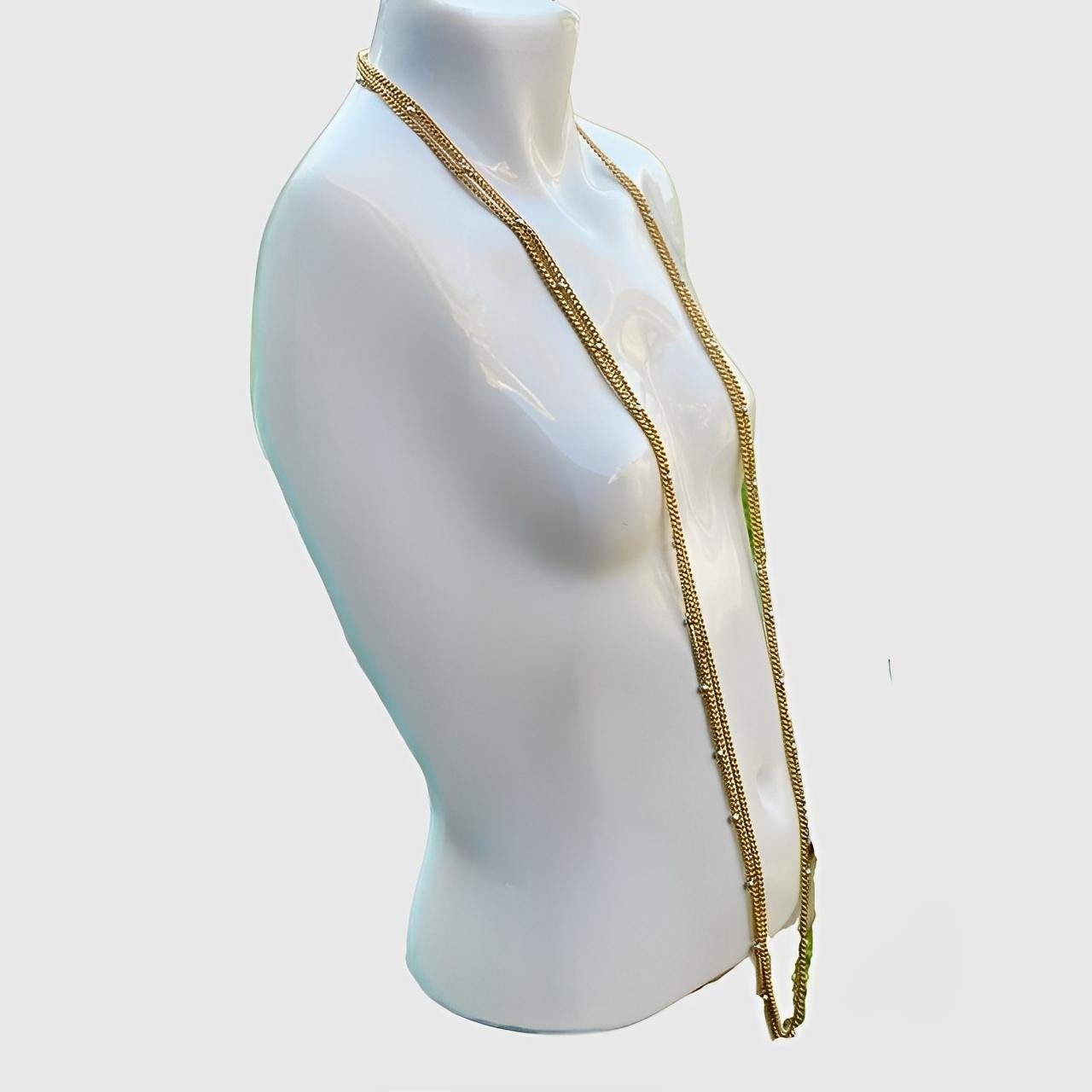 Collar de cadena de tres vueltas chapado en oro con perlas de imitación grises en venta 1