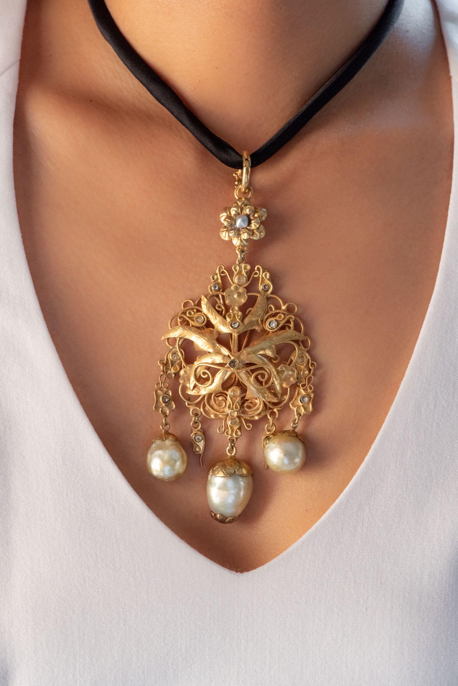 A beautiful gold-plated pendant peppered with 15-22 mm south sea pearls and Intan diamonds hanging from a delicate, detachable silk cord. Fastened with an 18 karat gold plated clasp, the delicate workmanship of this piece is a wonder to