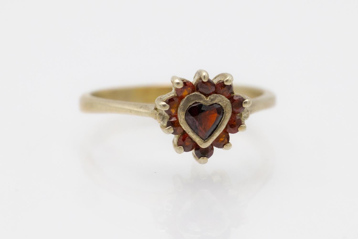 Romantic Gold-plated vintage ring with a heart motif For Sale