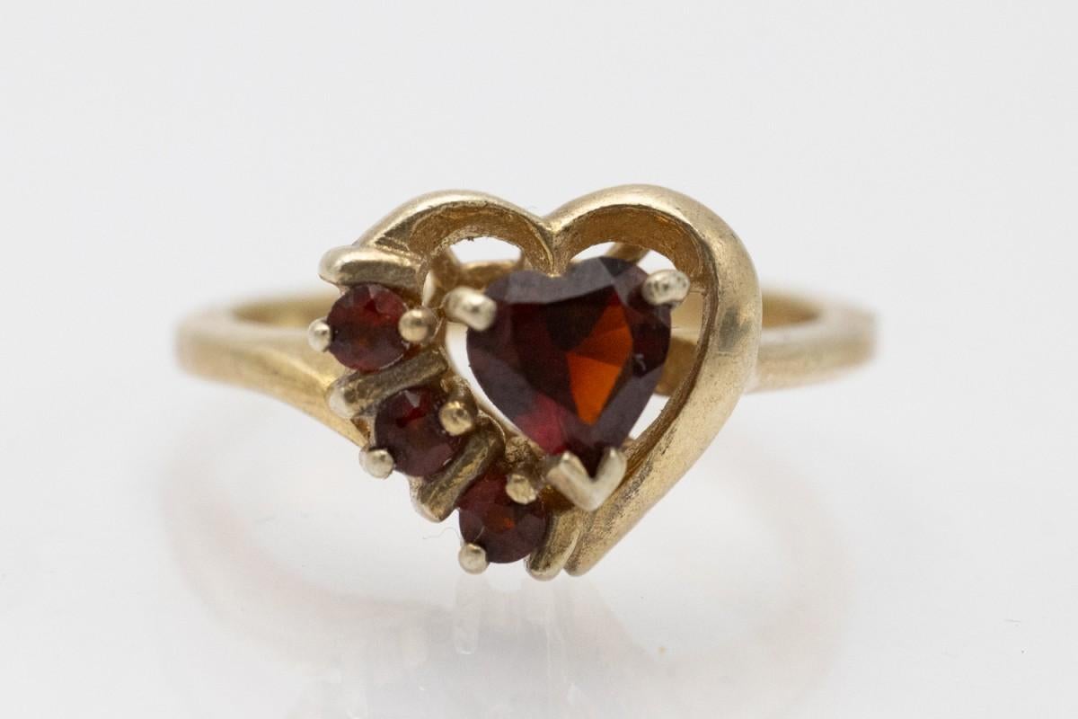 Gold-plated vintage ring in the shape of a heart with faceted natural garnets.
Jeweler's size: 52 - no size adjustment possible.
Weight: 3.2g
Origin: Germany, second half of the 20th century.
Very good condition, no damage.