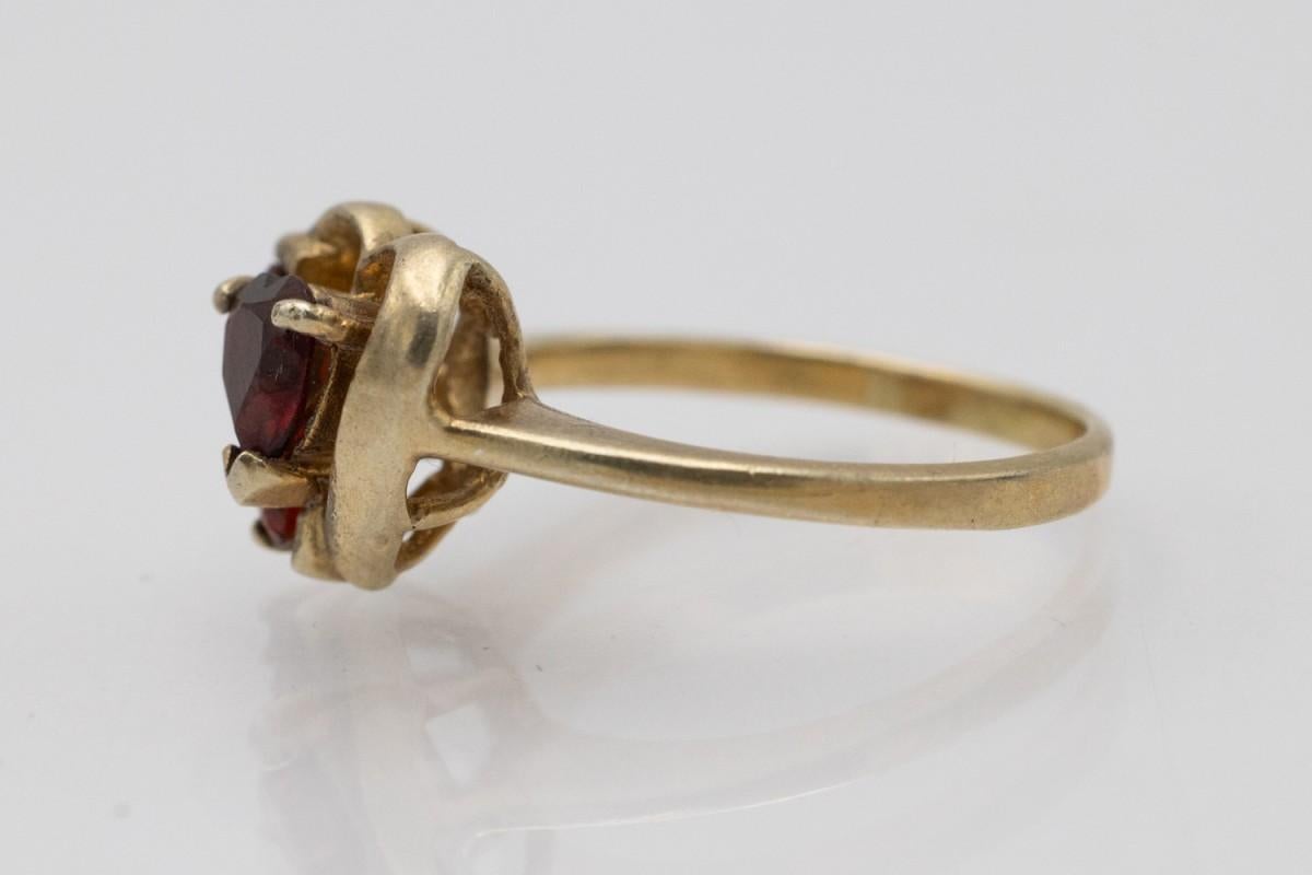 Women's Gold plated vintage ring with garnet heart For Sale