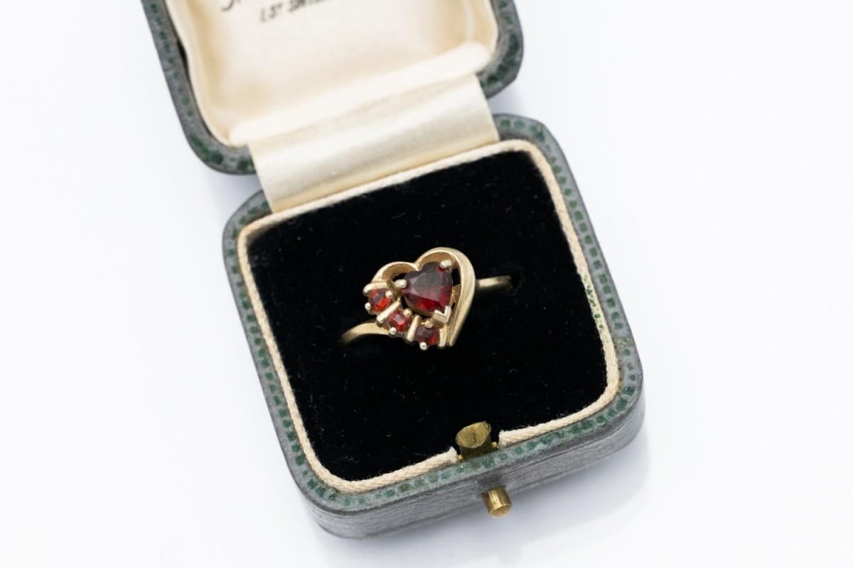 Gold plated vintage ring with garnet heart For Sale 1