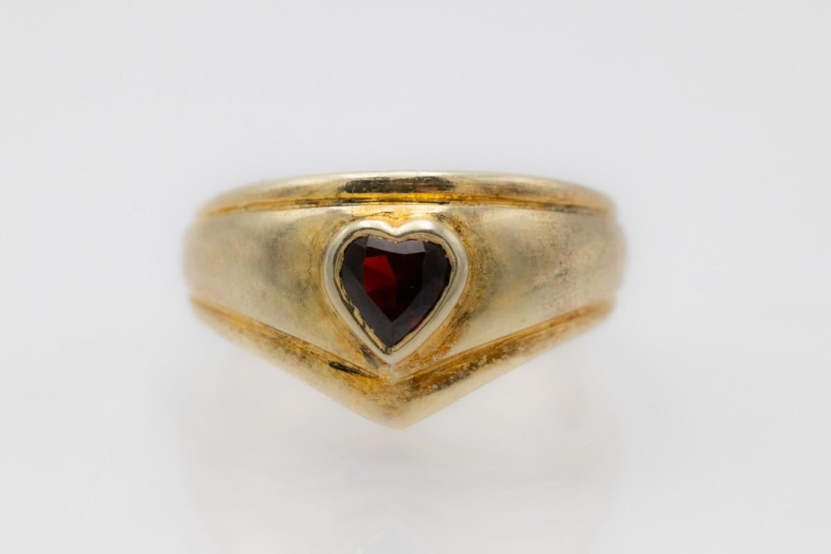 Vergoldeter Vintage-Ring in Form eines Damen-Signetrings mit herzförmigem Granat

Jewell's Größe: 53 - keine Größenanpassung möglich.

Gewicht: 4,4 g

Herkunft: Deutschland, zweite Hälfte des 20. Jahrhunderts.

Sehr guter Zustand, keine Schäden.