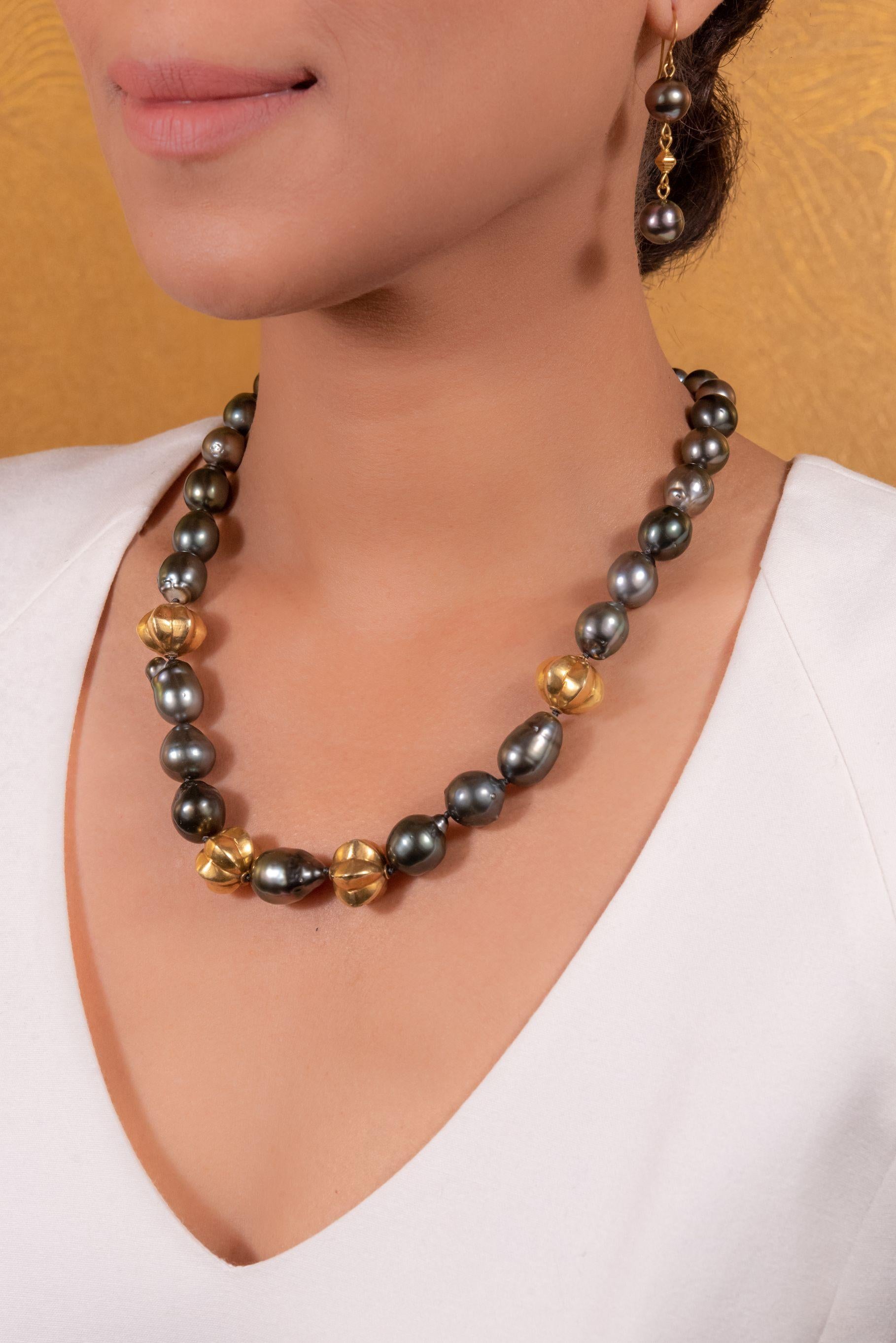 Women's or Men's Gold Plated Vintage Star Fruit Beads Tahitian Pearls Beaded Necklace For Sale