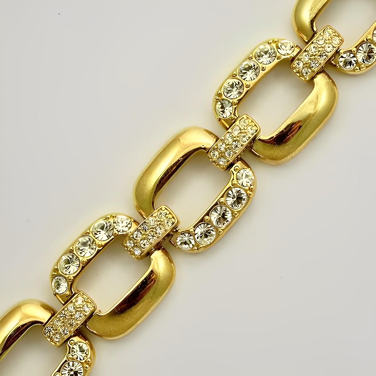 Glamouröses vergoldetes breites Gliederarmband mit Kristallen besetzt. Länge 19,6 cm / 7,7 Zoll und Breite 2,4 cm / .9 Zoll. Das Armband hat einige Kratzer wie erwartet.

Dieses schöne Armband stammt aus den 1980er Jahren.