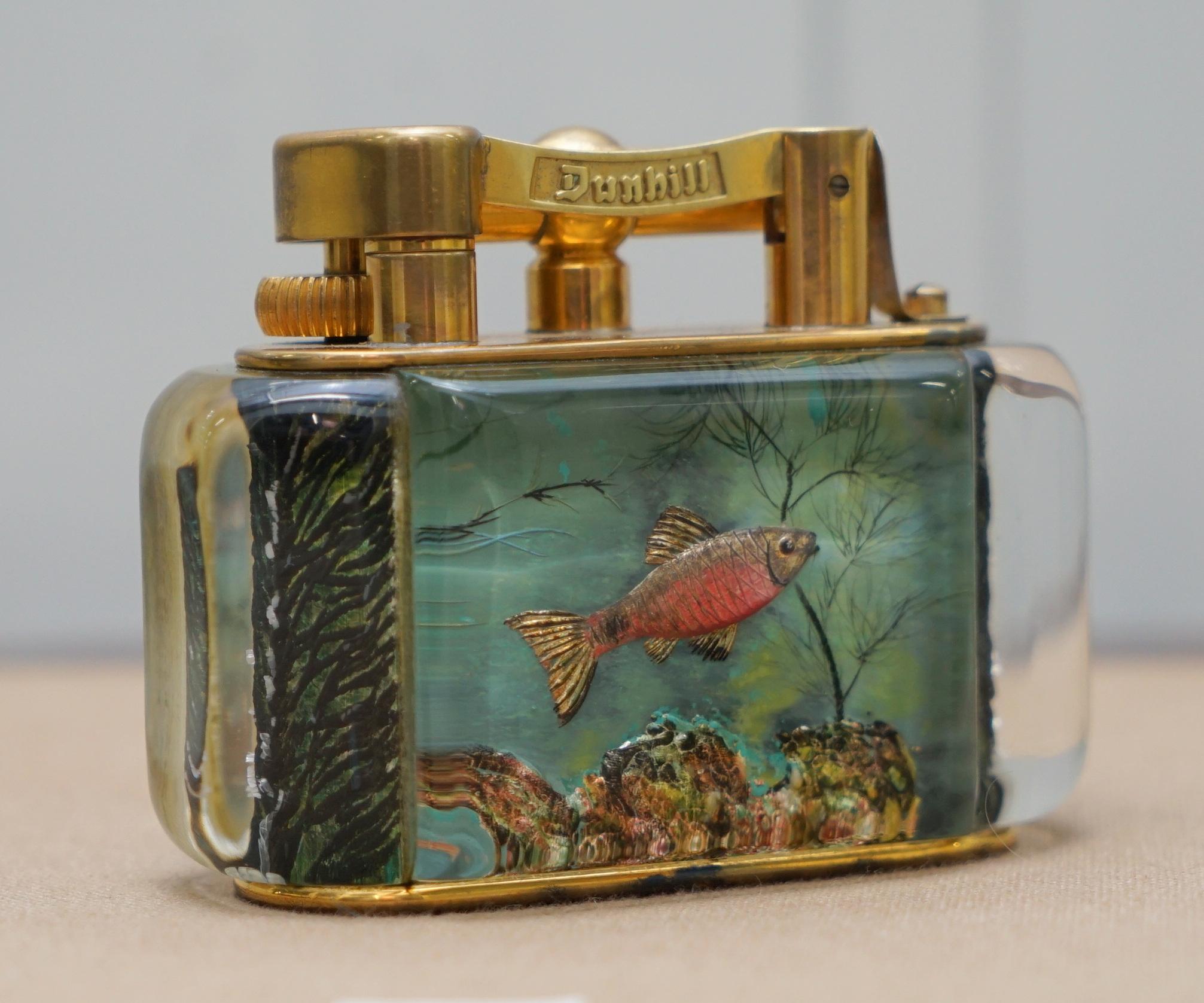 Wir freuen uns, dieses sehr seltene, in England handgefertigte, übergroße Dunhill Aquarium Tischfeuerzeug aus den 1950er Jahren mit vergoldetem Metallwerk, wie es von Winston Churchill benutzt wurde, zum Verkauf anzubieten. 

Sie sind alle