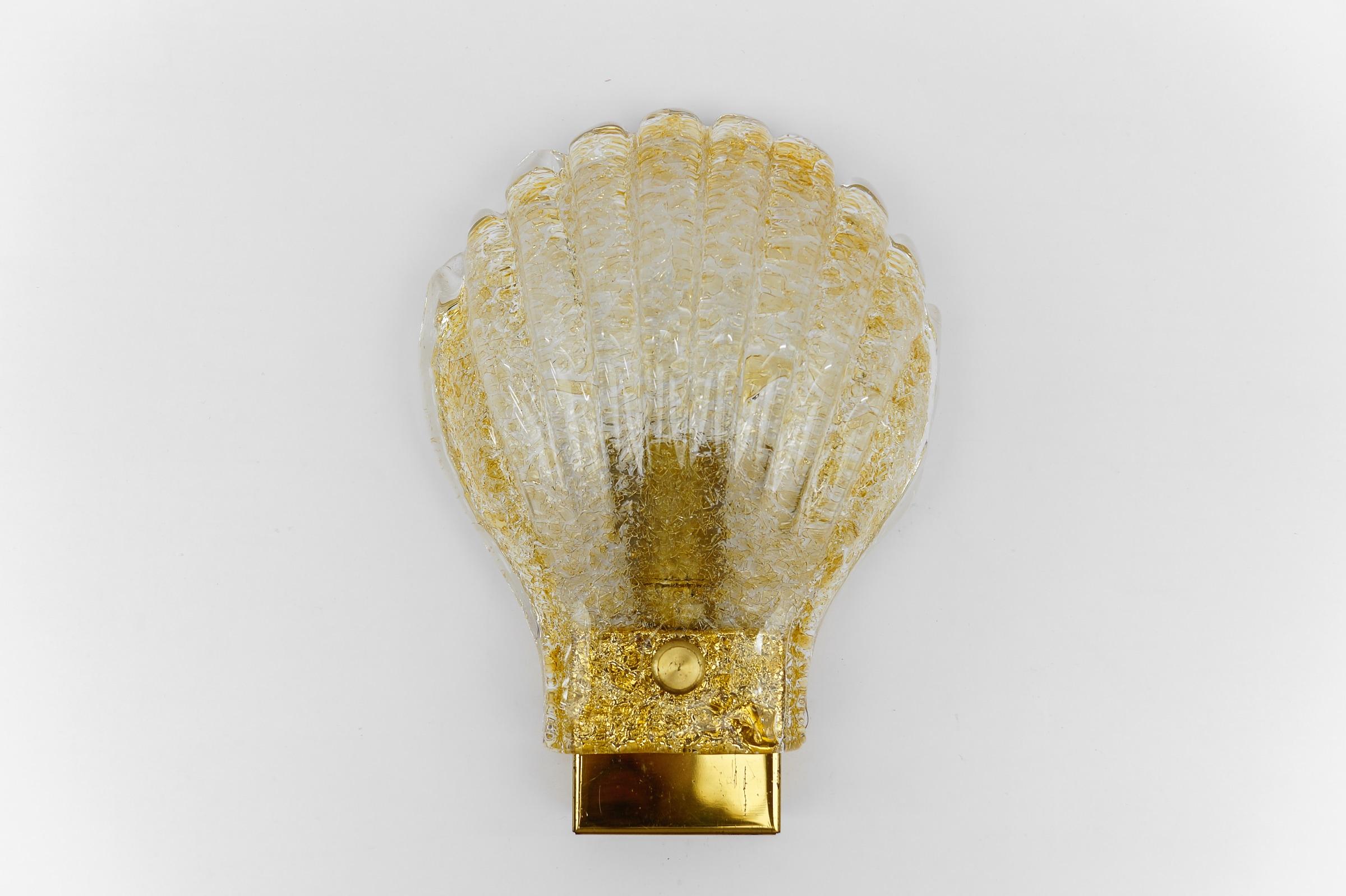  Lampada da parete o sconce in vetro di Murano con piastrine d'oro, 1960 Italia

La lampada da parete è dotata di 1 portalampada a vite E14 / E15 Edison, è cablata e funzionante. Funziona sia a 110 che a 230 Volt. Consegna senza lampadina.

Le